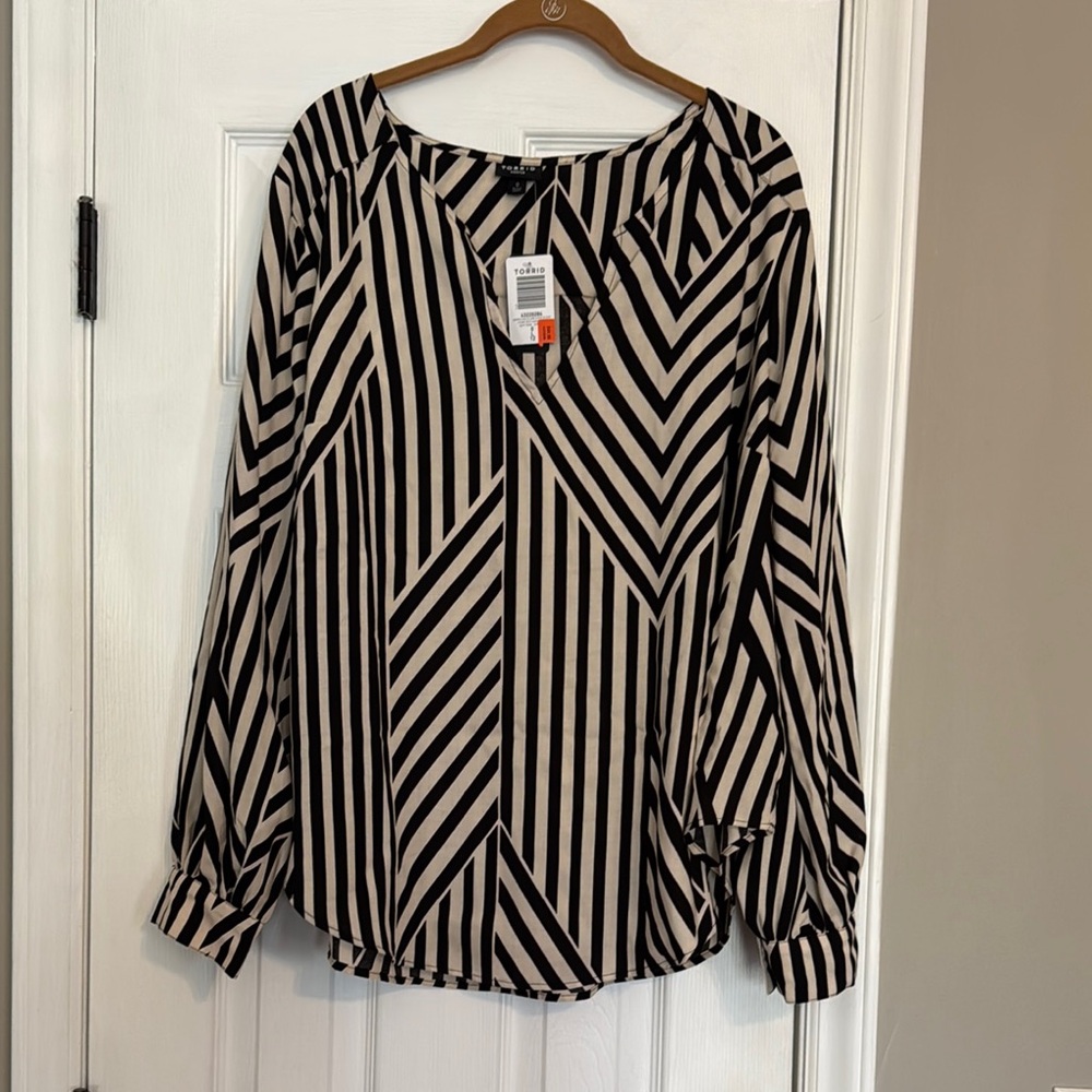 NWT Torrid Black and White Graphic Relaxed Blouse